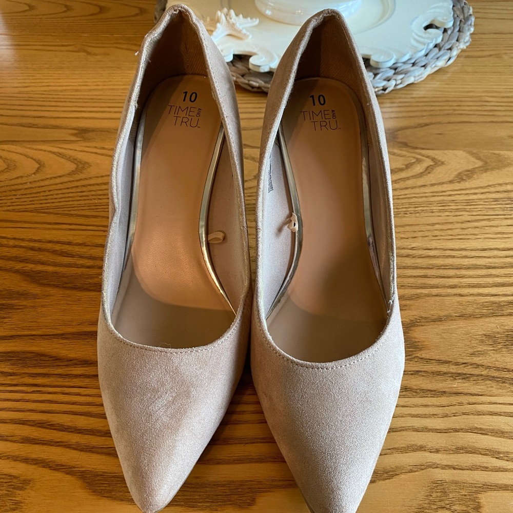 Time and Tru Pointed-Toe Pumps in Light Taupe - Picture 2 of 5
